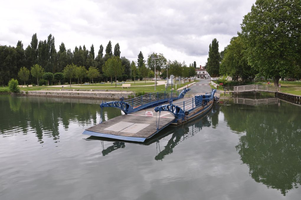 Photos réalisées lors de la balade en bateau en juillet 2012 par petit temps gris ce qui se reflète bien sur les prises de vues.