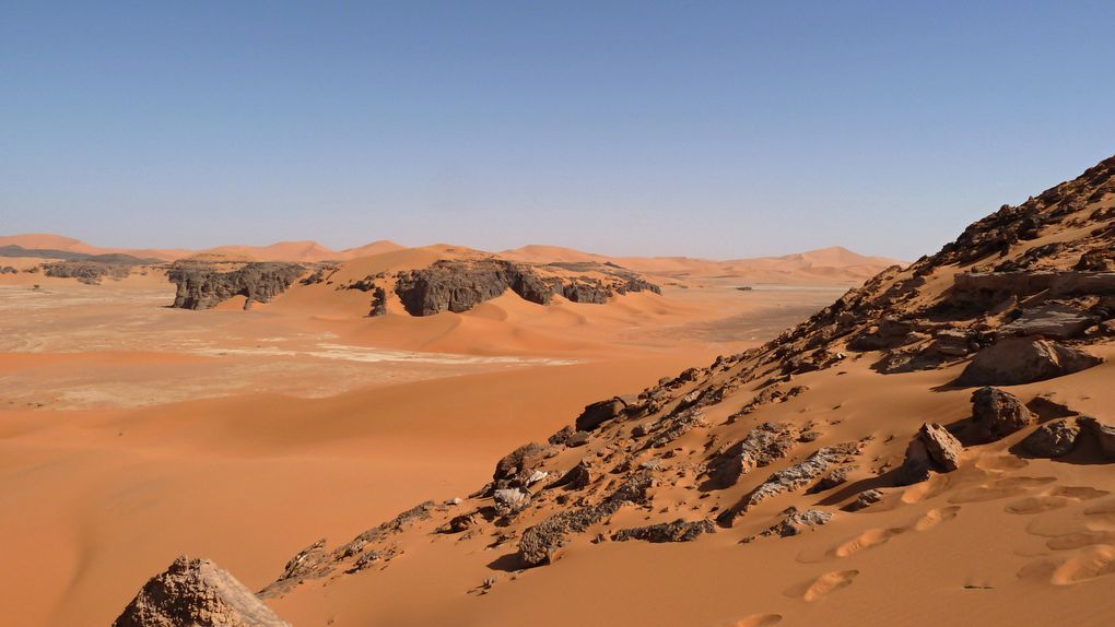 TREK D'UNE SEMAINE DANS LE MASSIF DE LA TADRART - DEFILEMENT DES COULEURS - SAHARA ALGERIEN - SUD EST (NOVEMBRE 2010)