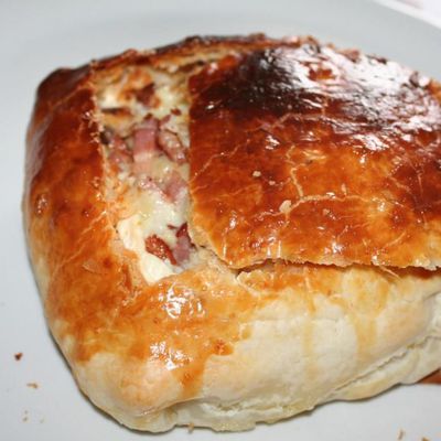 Feuilleté de camembert en fondue aux lardons et pommes frites