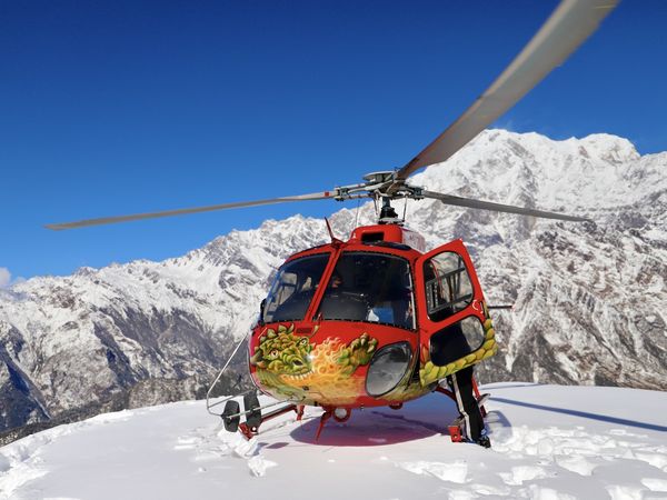 Un petit tour d'hélicoptère (merci pour tout Sunil !!!) pour aller tutoyer la pureté, démarche anachronique j'en conviens, mais sans regret puisque tout en haut le paysage est immaculé et le blanc soyeux de la neige récente impose le respect et le silence. Ici pas de Dieux, juste leur souffle et leur présence, quelques hommages timides avec des drapeaux et tout autour, la nature nous rappelle que c'est elle qui tient les rennes, qu'elle était là en premier, à la genèse de la Vie...elle ne parle pas elle s'impose d'elle même, tout le contraire de notre confrérie de fourmis conquérantes...