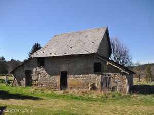 Notre balade pédestre se poursuit par la traversée du hameau de Razel.    (clic sur les photos pour les agrandir)