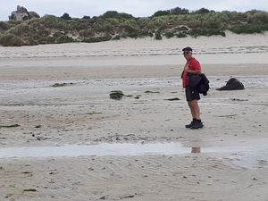 Brignogan-Plages et Plouneour-Trez sous un ciel gris 