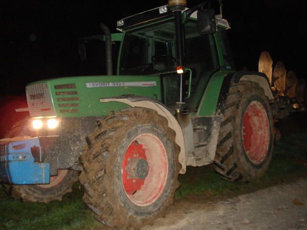 travail nocturne avec les fendt de la ferme