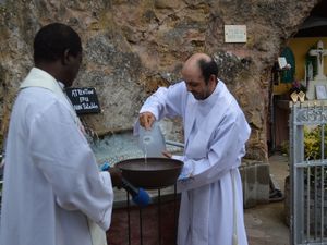 Messe de l'Assomption et bénédiction de la fontaine à la grotte d'Algrange en 2023