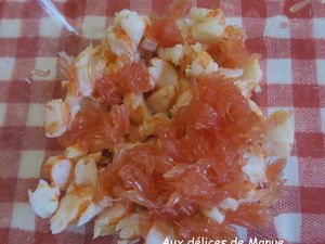 Salade de crevettes au pamplemousse et saumon fumé, sur toast grillé au beurre 