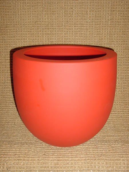 la couleur est obtenue par application de peinture(mate) ou d'émail(brillant)qui doit être recuit au four ;ces poteries sont disponibles à mobilis en guadeloupe mobilis-gpe@orange.fr 