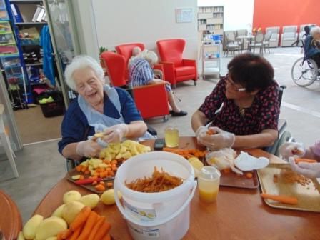 De plus en plus de volontaire pour préparer la soupe..