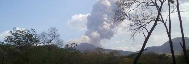 Télica / Nicaragua : explosions et panaches de cendres.