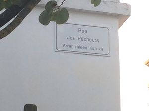 Et voila la rue de l'hotel, ainsi que notre boy pour les affaires :D