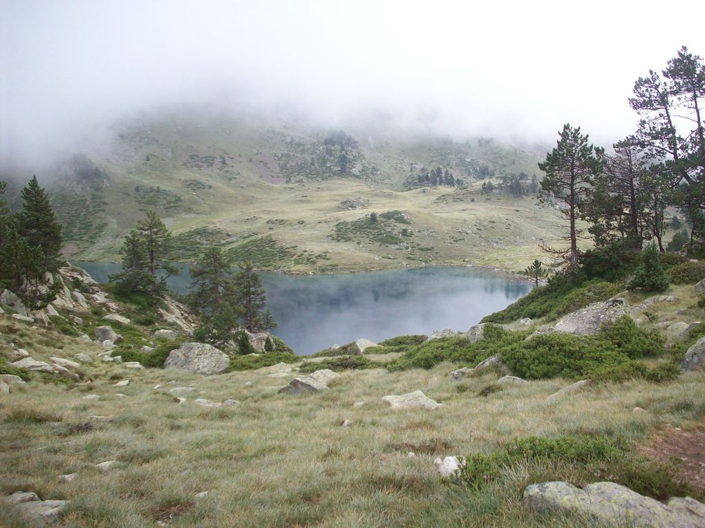 Le départ ce matin là fut dans la brume comme la veille. Mais une surprise nous attendait au col.
