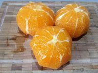 1 - Faire ramollir la gélatine dans l'eau froide. Préparer le sucre. Eplucher et peler 3 mandarines, les passer au mixeur avec 50 gr de sucre.