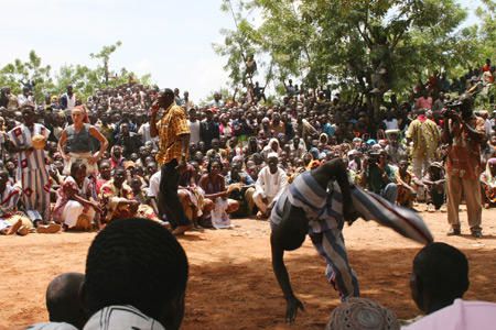 Voici 88 photos prises le dimanche 2 juillet 2006 lors de la f&ecirc;te du chef du village de Zorgho au Burkina Faso.<br /><br /><span style="font-size: 10pt; font-family: Arial;"><font size="1" style="color: rgb(255, 153, 0);"><a href="http://www.ecole-de-tenso-au-burkina.net ">&copy; www.ecole-de-tenso-au-burkina.net </a><br />Tous droits photos reserv&eacute;s</font></span>