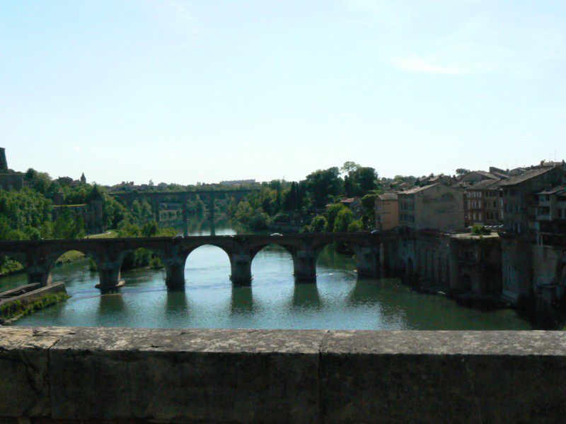 Albi la Rouge porte bien son nom. Avec la presque totalité de ses bâtiments construits en briques rouges c'est une ville magnifique dotée d'un passé extraordinaire. A ne pas manquer !