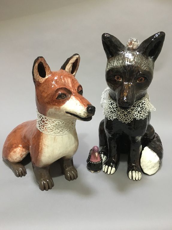 Le renard noir et l'oiseau H 48 cm collection privée et Dandy le renard roux H 40 cm créations 2020