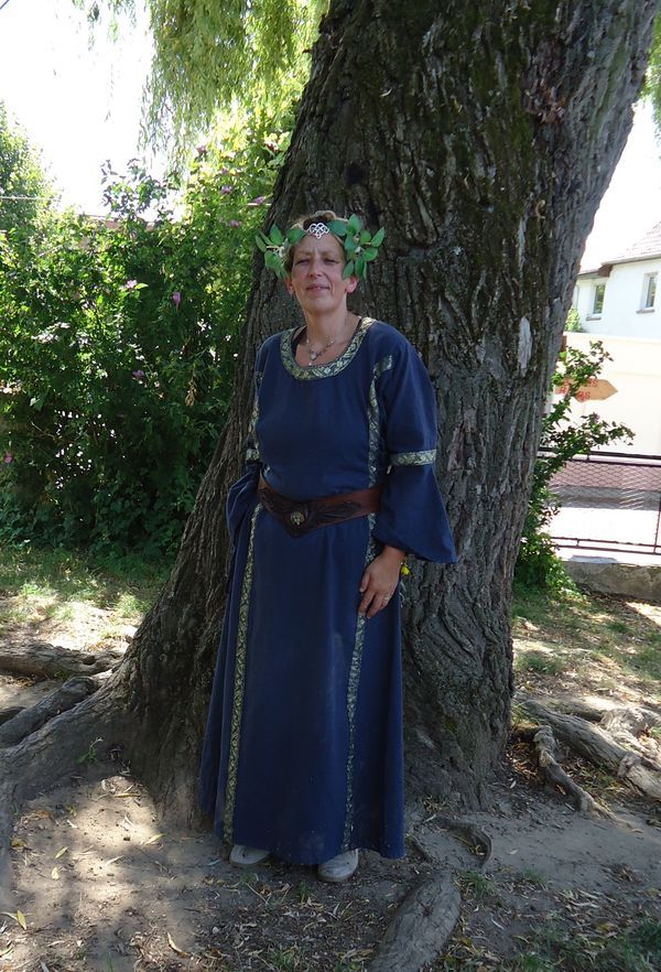 Dame Rosemonde, compagne de Ludwig le Menestrel, les deux nouveaux membre de la troupe médiévale des Compagnons de la Vouivre