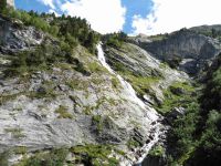 Les rochers qui longent le Pas de l'Ane. depuis le sentier à flanc, le Grand Marchet et sa cascade.