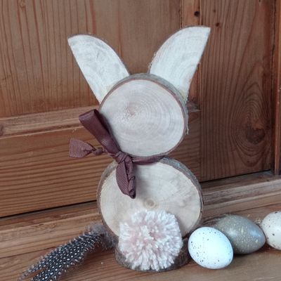 Fleurs, papillon et lapin en rondins de bois 