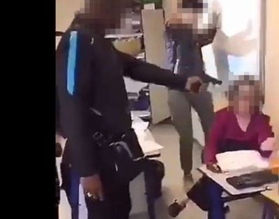 Un élève menace une enseignante avec une arme factice...