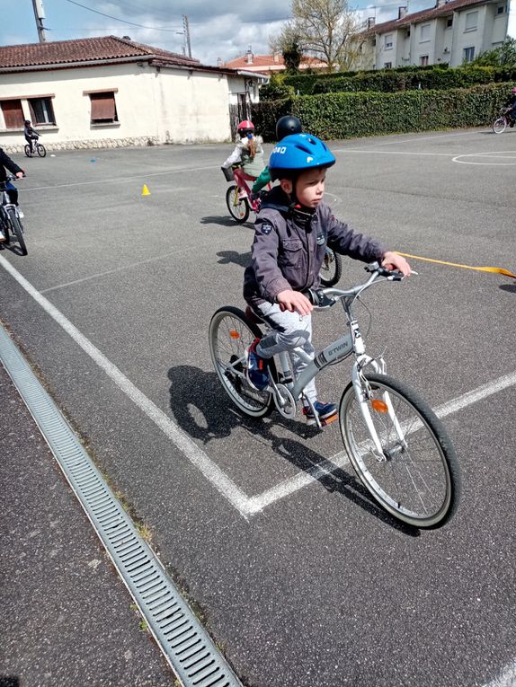 Quelques photos de nos entraînements vélos au stade avant nos exploits sur le bord du canal !