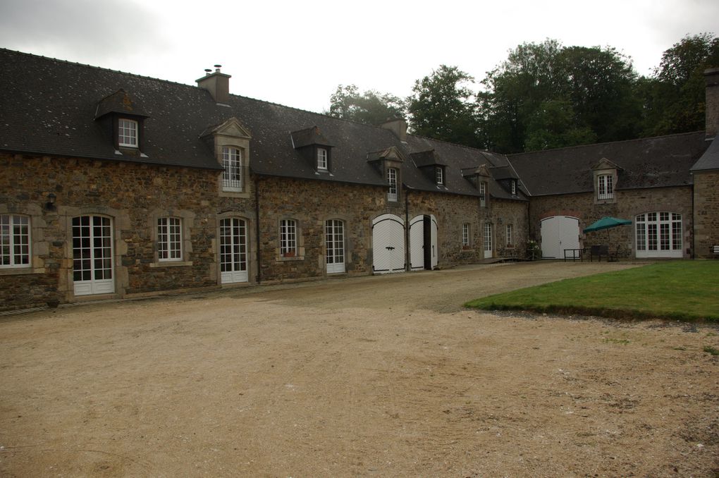 Superbe journée de découverte des chateaux du coté de Lanvolon. L'histoire nous rattrape et nous sommes fascinés par ces batisses si imposantes...