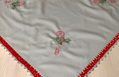 Nappe au crochet et brode a machine  sur le thème de Noël