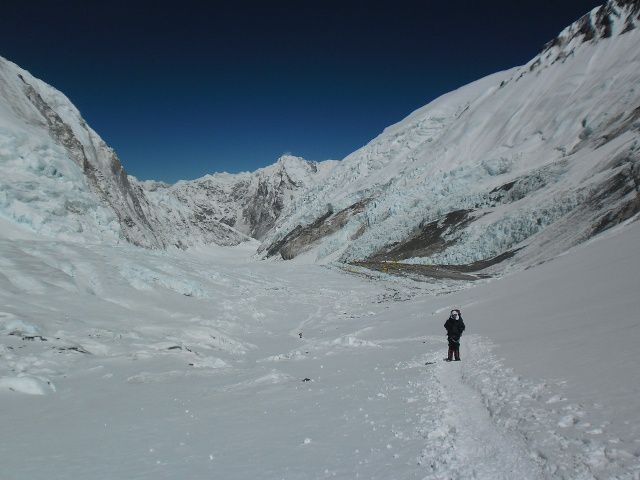 Des petites et grosses crevasses jalonnent le fond presque plat de la combe