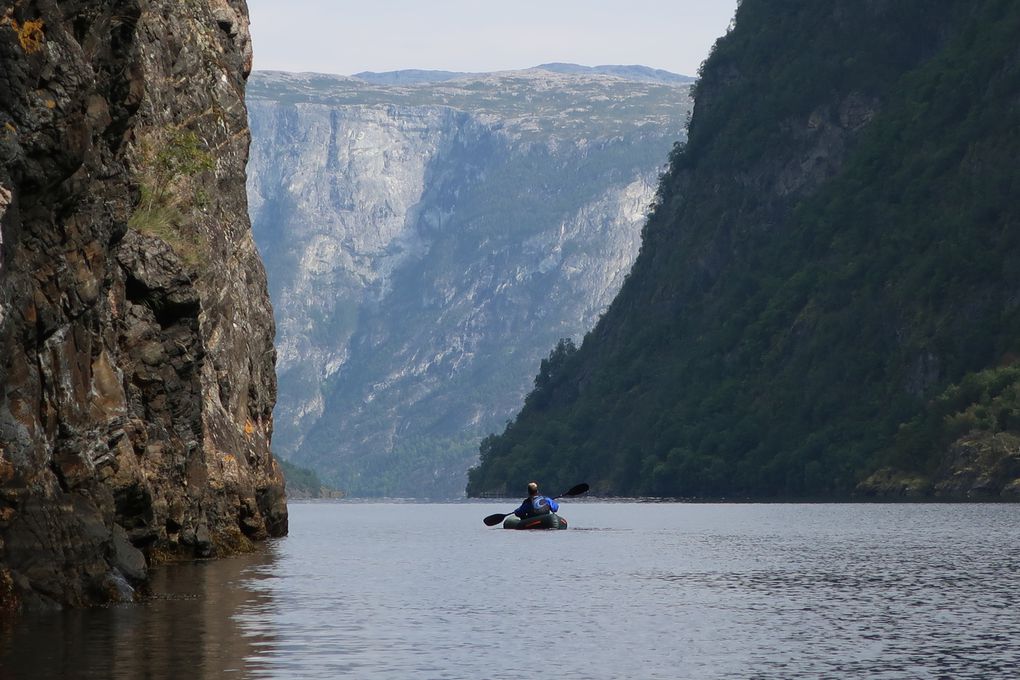 Packraft sur le Nærøyfjord filmé en drone Avata... Norvège (06/09/2023)