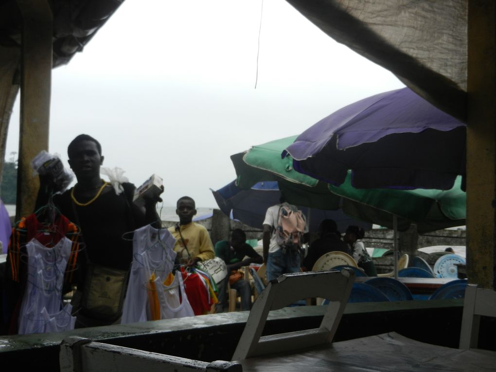 Limbé et ses plages, son parc botanique, son centre de la faune, son activité. Buea base pour le Mont Cameroun et le pont M'Fundi base pour le Nigeria