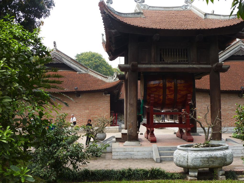 Le trajet depuis la frontiere, long :)
Premieres balades dans la ville grouillante d'Ha Noi
Temple de la Litterature