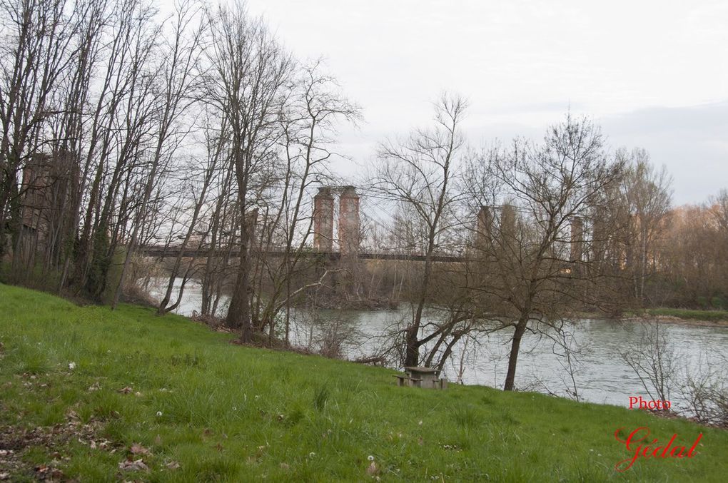 2 photos : L'ancien pont sur la Garonne.  