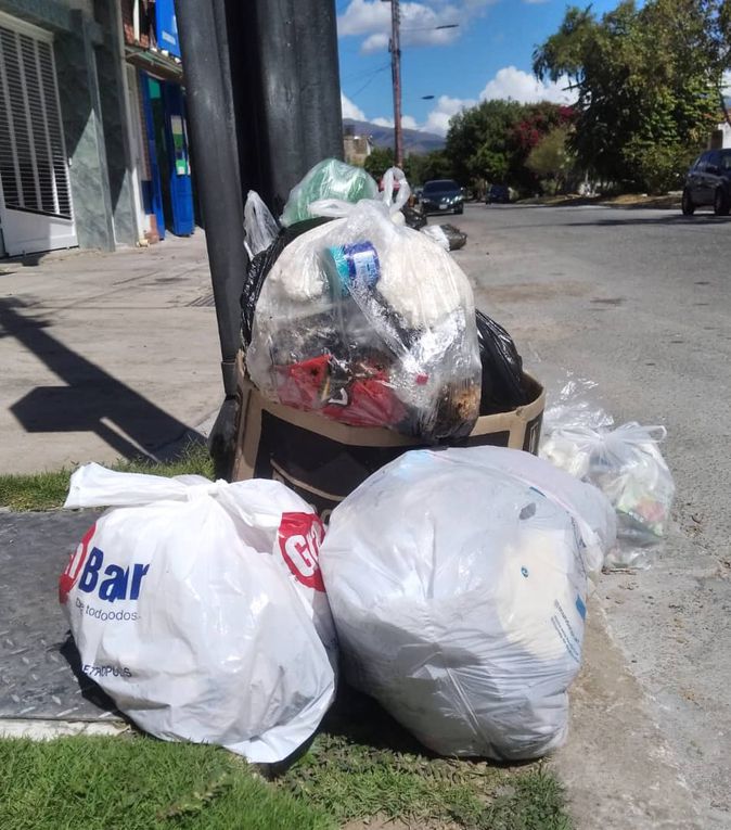Vecinos de la urbanización La Esmeralda en San Diego se quejan por retardo de la recolección de la basura desde finales de 2022 (+Fotos)