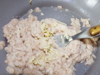 1 - Mettre les oeufs à cuire dans une casserole d'eau bouillante pendant 9 mn. Laver et sécher les mini tomates en gardant les pédoncules. Couper la partie supérieure, épépiner l'intérieur, retourner les tomates et leurs chapeaux sur du papier absorbant. Emietter le pain de mie dans un récipient, verser dessus le vinaigre, bien écraser à la fourchette. Peler et dégermer l'ail et l'intégrer pressé à la préparation.