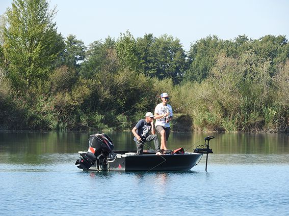 Pêche en barque sur la gravière