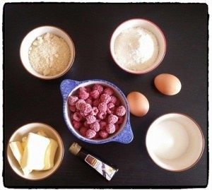 Raspberry and Almonds crumble Cake