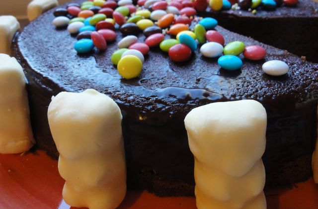 On n'a pas encore fait le tour de la question ! {gateau aux smarties et Petits Oursons}