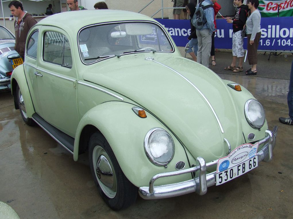 Voixi l'album de la 7ème édition du Classic VW Catalan. Elle se déroulait comme d'habitude à Argelès sur mer (66) et malgré la pluie ce fût une très bonne édition :) L'année prochaine j'y retourne :)