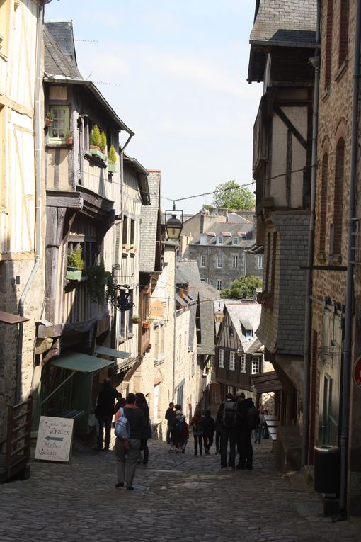 Vues du centre ancien de Dinan, où abondent presque à pleines rues les maisons anciennes.