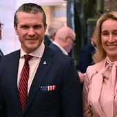 Pete Hegseth, secrétaire américain à la Défense, épinglé pour avoir amené sa femme à des réunions " sensibles "