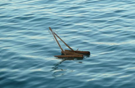 Madagascar, les petits bateaux de bois que font les enfants