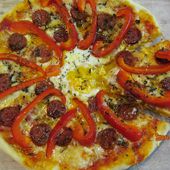 Pizza au chorizo, poivrons et oeufs - www.sucreetepices.com