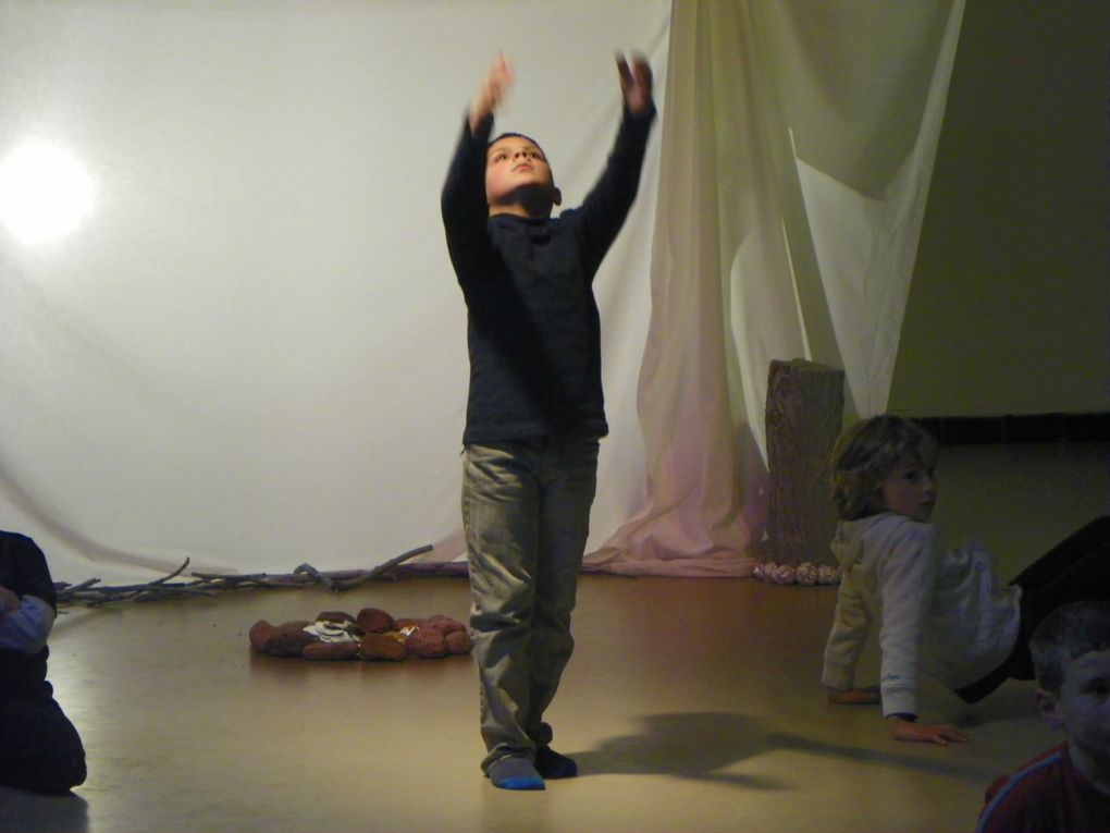Projet de création d'un spectacle son et lumière intitulé"Ombre et lumière"dans le cadre d'une classe découverte en danse contemporaine. Une magnifique aventure avec les enfants, avec l'enseignante Audrey et l'accompagnatrice.