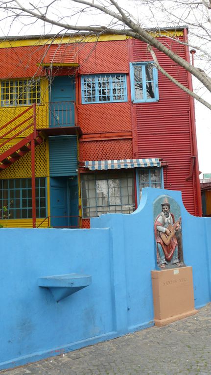 quelques jours dans cette megalopole pour debuter notre periple. Avant tout une ville immense, demesuree...
beaucoup de quartiers, dont un qui a vraiment du caractere, le premier buenos aires... c est La Boca, tout en couleur, grouillant d artistes p