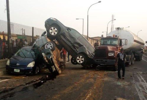 Un pétrolier écrase 5 voitures pour le réveillon du nouvel an à Lagos (Photos)