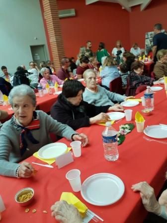 Applaudissement des résidents, des familles et de tout le personnel pour les 105 ans de Mme Molines.