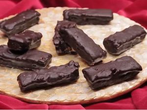 Recette de Barres de chocolat - قطع الشكولاطة بالمكسرات