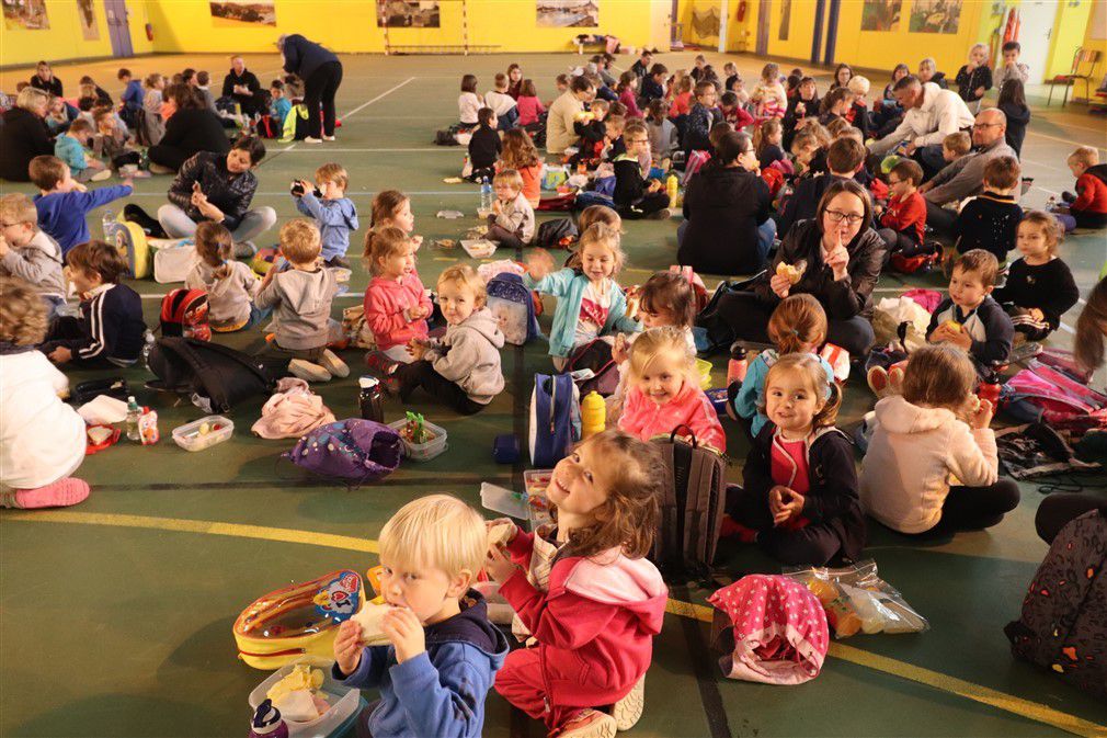 Rencontre sportive en maternelle