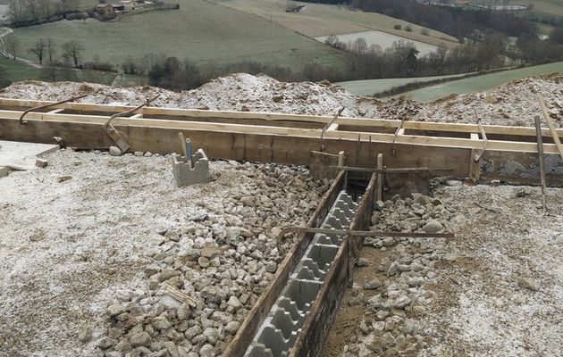 Suite coffrage des longrines et soubassements des murs de refend