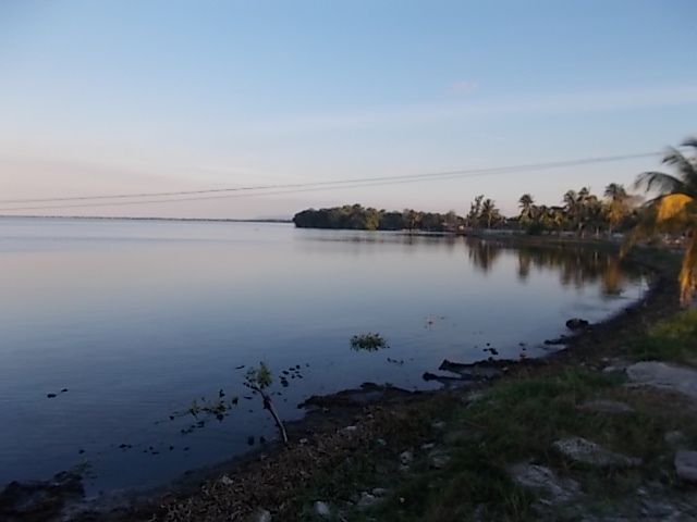 Moron, digue pour Cayo coco, playa el Pilar, laguna la Redonda, playa los flamencos , laguna el leche, vie a Moron, banda du dimanche matin, la polyclinique de Moron et son Che, les champs immenses de cana entre Moron et Ciego de Avila