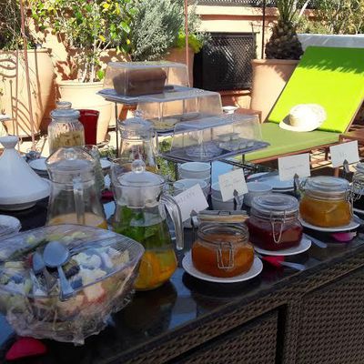 Petit Dejeuner sur la terrasse...Riad Ayadina.