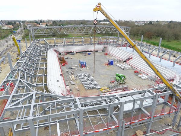 Une résille de métal sculpte l’horizon de la métropole nantaise, la salle sportive métropolitaine de Rezé (44)